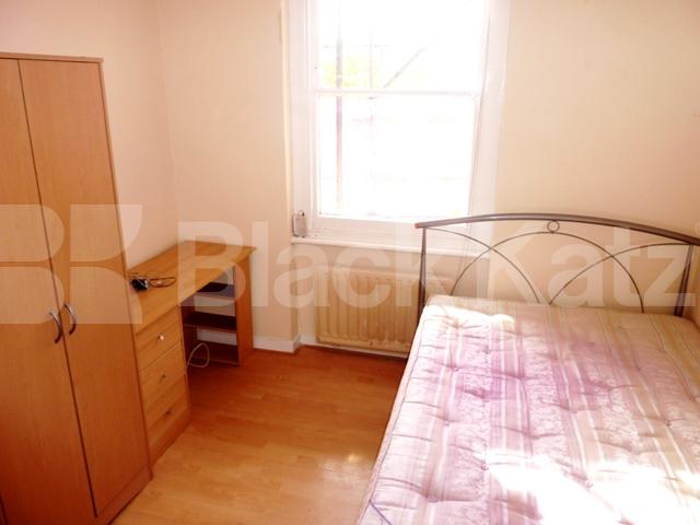 			Location flat / Ideal for Students / Available May-June, 2 Bedroom, 1 bath, 1 reception Flat			 Carburton street, Warren street / Gr. Portland street